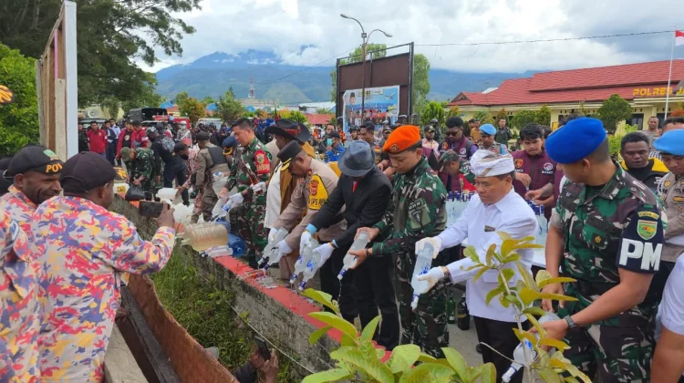 Satgas Yon Parako 466 Kawal Pemusnahan Barang Bukti