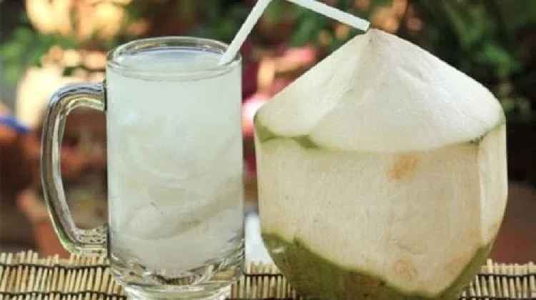 Selain Melegakan Tenggorokan, Air Kelapa  Dapat Menurunkan Tekanan Darah