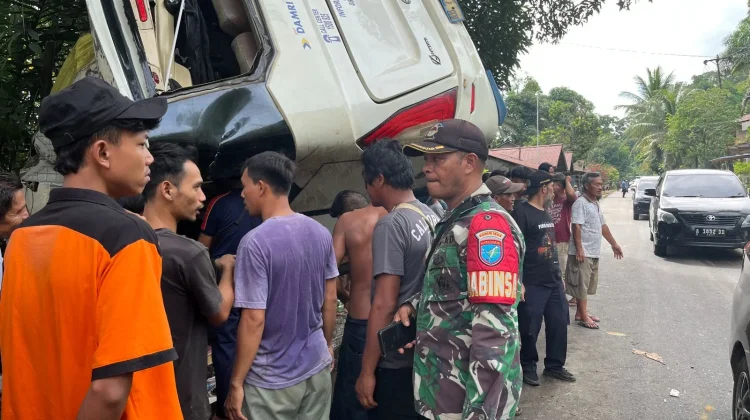 Babinsa Sigap Evakuasi Korban Kecelakaan Bus di Sanggau