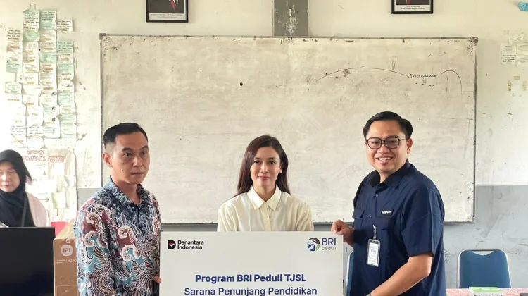 Dukung Peningkatan Kualitas Pendidikan, BRI Pontianak Serahkan Bantuan Komputer