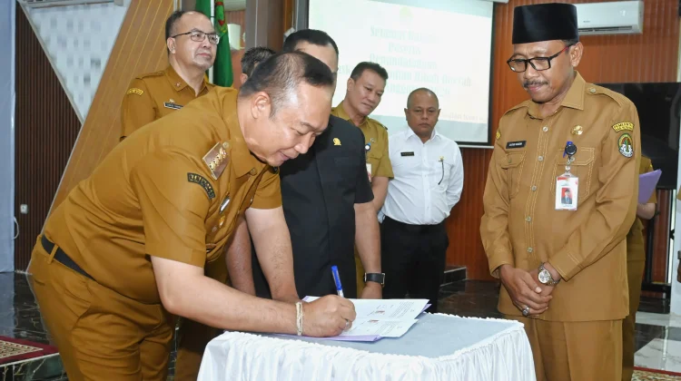 Bupati Ketapang Serahkan Hibah Rp10 Miliar, Tekankan Amanah