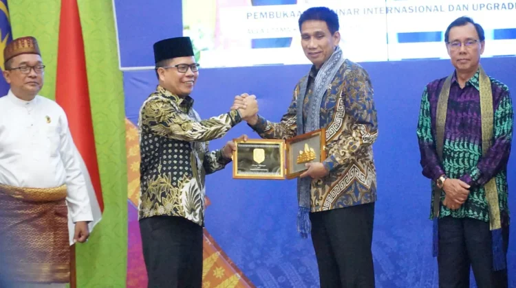 Wamendagri Buka Seminar Internasional dan Upgrading Dai di Sambas
