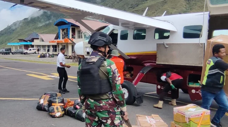 Satgas 466 Pasgat Amankan Distribusi Sembako via Udara