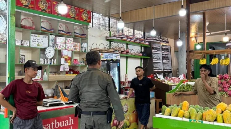 Lalai dengan Sampahnya, Pemilik Toko Buah Didenda