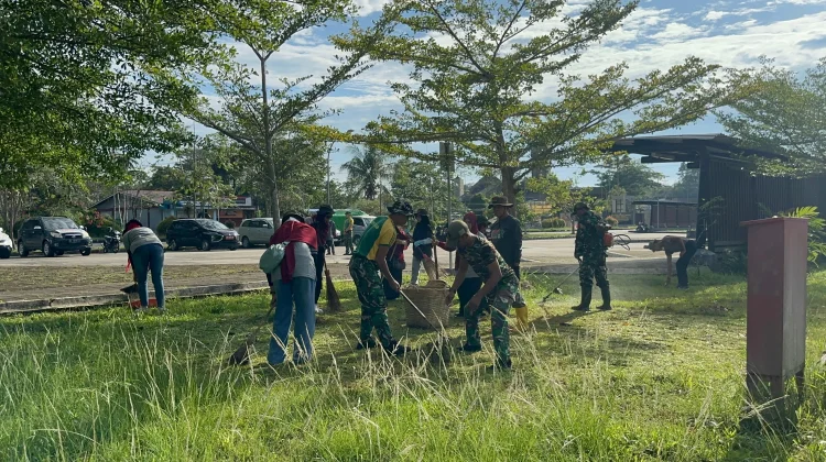 Babinsa dan Satgas Bersihkan PLBN Sebunga, Lingkungan Lebih Nyaman