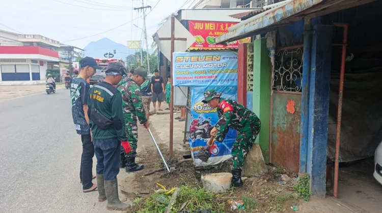Drainase Tersumbat Picu Banjir, Babinsa dan Warga Turun Tangan
