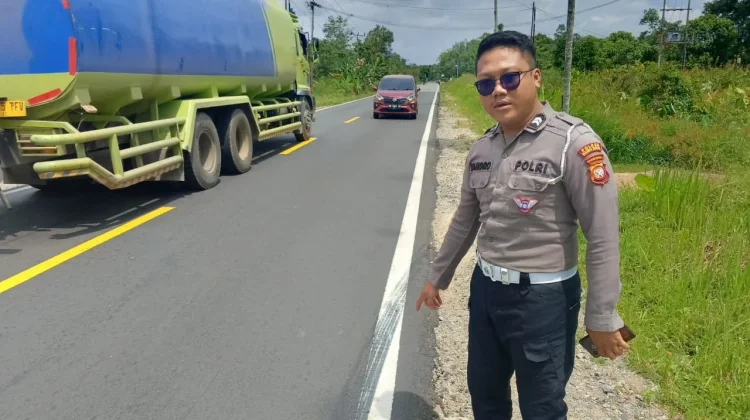 Nyalip Bersamaan, Pemotor Tewas Tabrak Truk di Ambawang