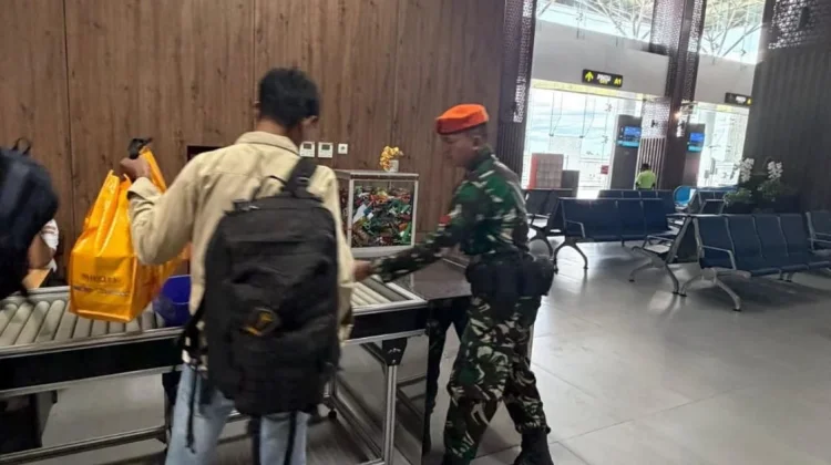 Satgas Yon Parako 466 Amankan Bandara dengan Pendekatan Humanis