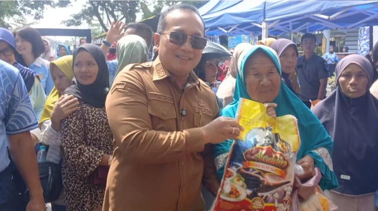 Bupati Sujiwo Ajak Warga Belanja Bijak dan Kurangi Plastik