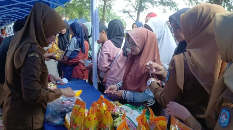 Bupati Sujiwo Ajak Warga Belanja Bijak dan Kurangi Plastik