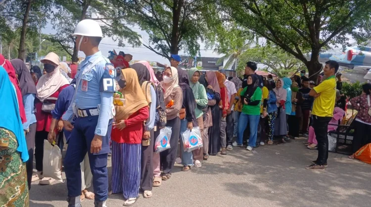 Bupati Sujiwo Ajak Warga Belanja Bijak dan Kurangi Plastik