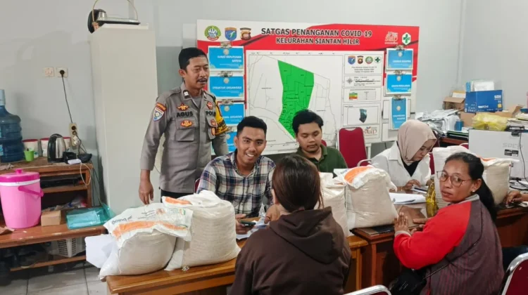 Bhabinkamtibmas Kawal Penyaluran Beras di Siantan Hilir