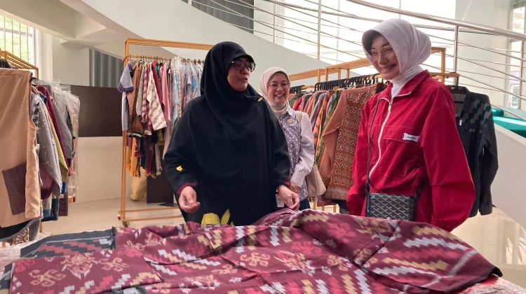 Ketua DWP Kementerian LH Terkesan UMKM Center Pontianak
