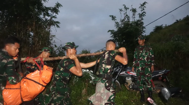 Delapan Korban Helikopter Dievakuasi, Prajurit Tembus Medan Ekstrem
