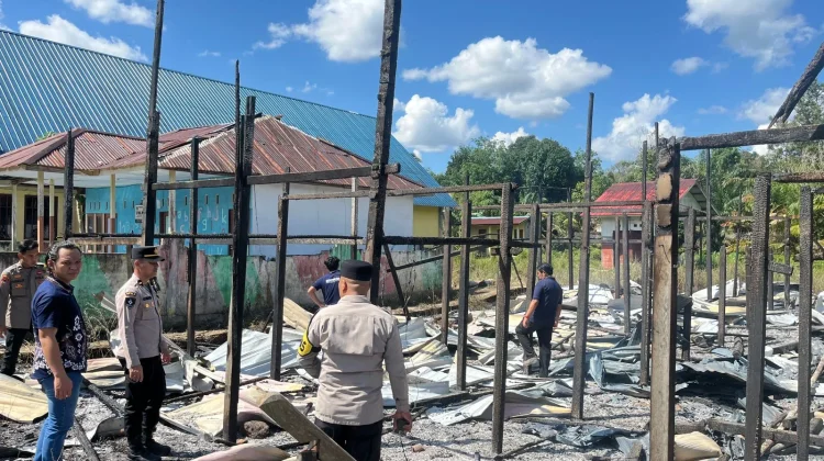 Rumah Betang di Melawi Hangus Terbakar