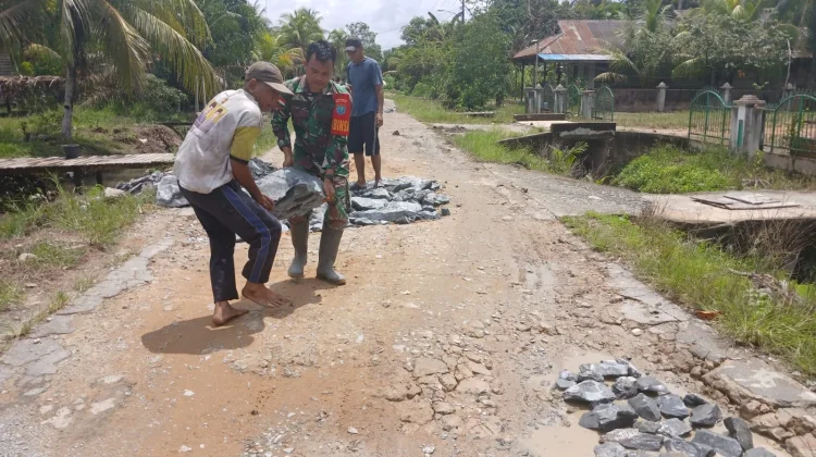 Babinsa Ratu Sepudak Pimpin Perbaikan Jalan Bersama Warga