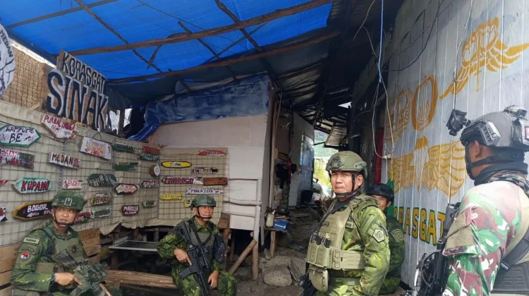 Pangkoops TNI Tinjau Satgas Yon Parako 466 Pasgat