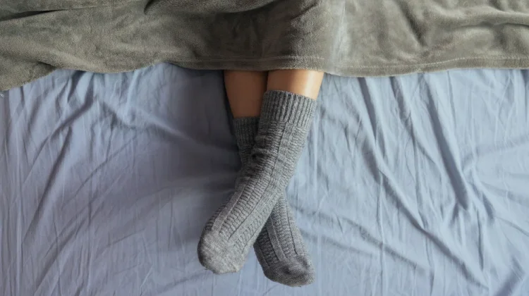 Lima Manfaat Tidur Menggunakan Kaos Kaki