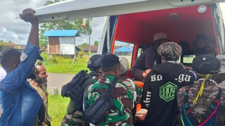 Aksi Kemanusiaan TNI Bantu Evakuasi Jenazah di Nduga