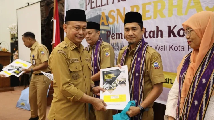 Lepas 73 ASN Pemkot Berhaji, Wako Edi Tekankan Ibadah Khusyuk