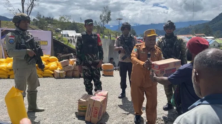 Satgas 466 Pasgat Amankan Penyaluran Bansos di Sinak