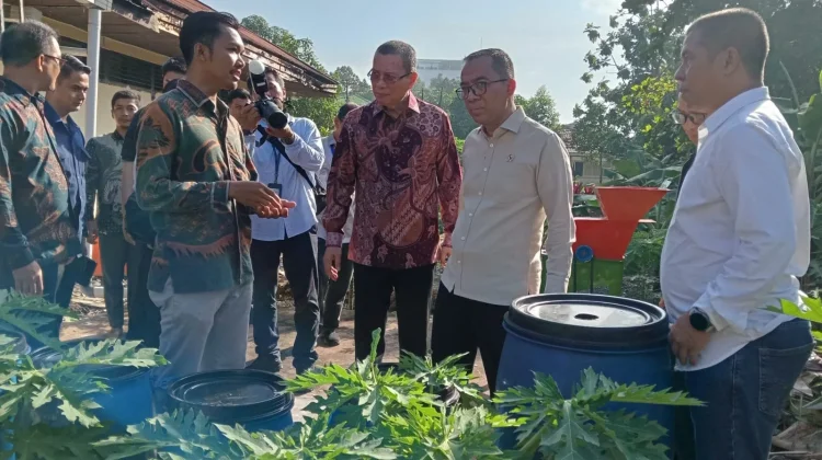 Mendikti Saintek Apresiasi Inovasi Asrama Berdampak Untan hingga Panen Melon