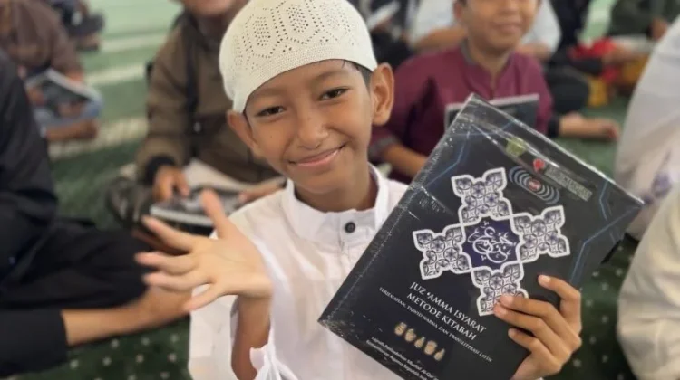 100 Al Qur'an Isyarat Dibagikan untuk Komunitas Tuli di Pontianak.