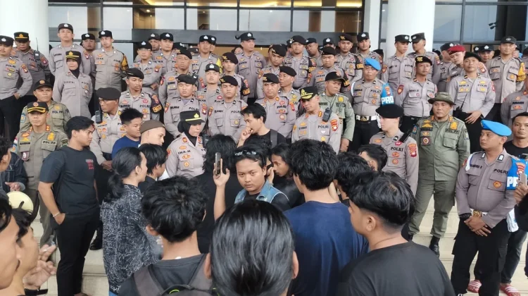 Aksi Mahasiswa di Kantor Gubernur Kalbar, Suarakan Tiga Tuntutan