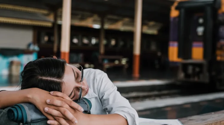 Lima Alasan Orang Mengantuk saat Menunggu atau Diam