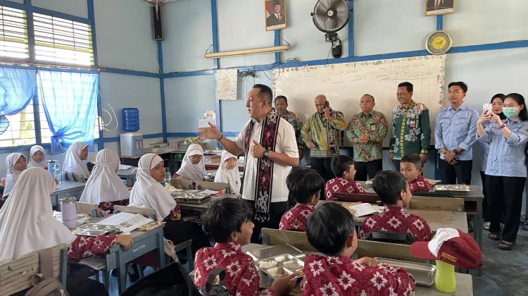 Kakan Kemenag Pontianak Dampingi Anggota DPR Pantau Program Makan Bergizi Gratis