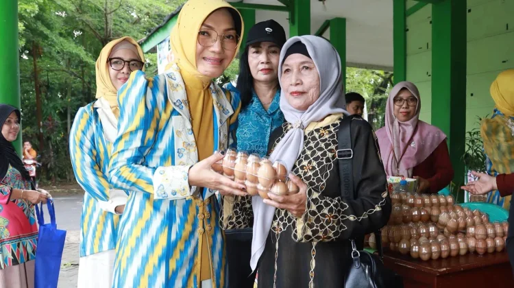 TP PKK Pontianak Gelar Bazar, Sebar 15 Ribu Telur Murah