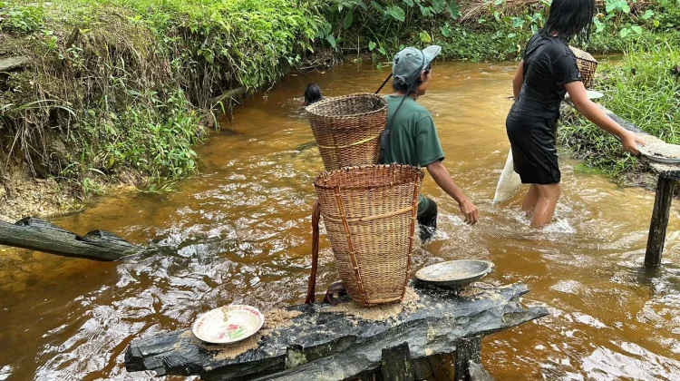Warga Sei Rambai Angkut Pasir Pakai Jarai Dukung TMMD