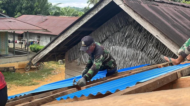Rehab Rumah TMMD Sanggau Capai Tahap Pemasangan Atap