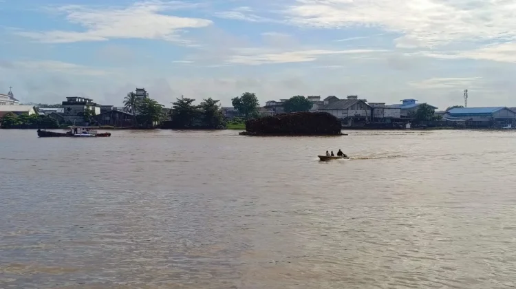 Kapuas yang Kehilangan Riuh: Dari Deru Tongkang yang Semakin Sunyi