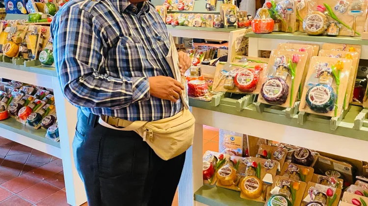 Mencicipi Keju Holland di Zaanse Schans Amsterdam