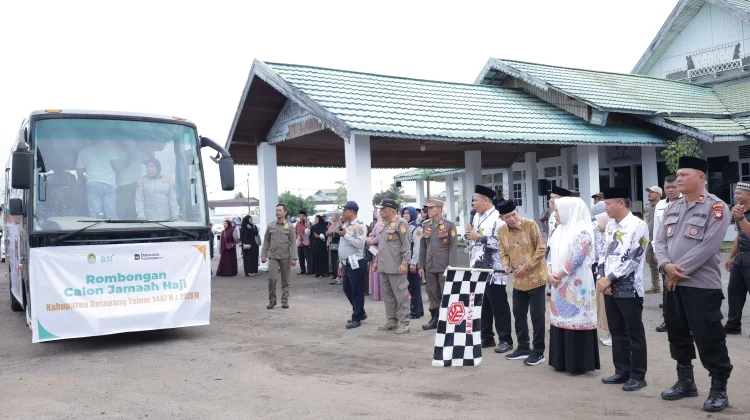 Wabup Ketapang Lepas Belasan Jemaah Haji, Doakan Menjadi Haji Mabrur