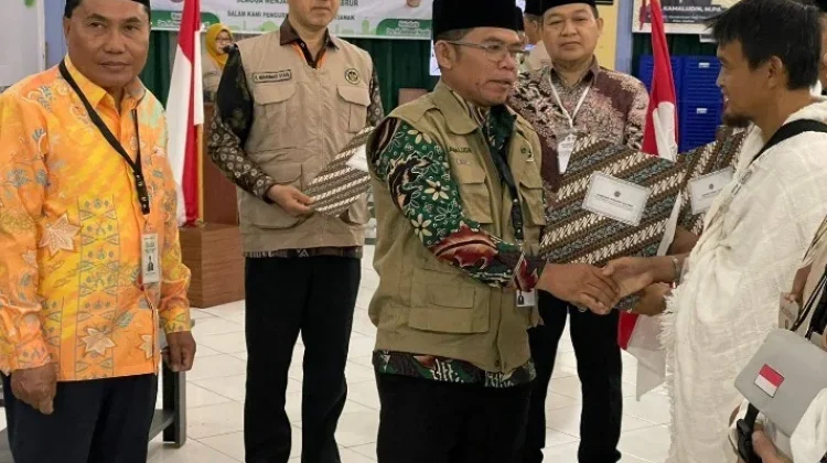 Lepas Kloter 17 Kemenhaj Kalbar Titip Pesan Pelayanan Kebersamaan di Tanah Suci