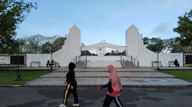 Warga Kubu Raya Ramai Jogging di TMP Dharma Patria Jaya