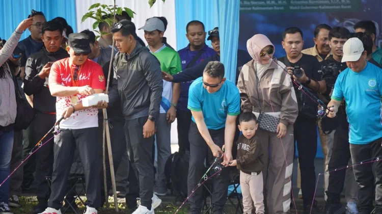 Wako Edi Mancing Bareng Ribuan Peserta Lomba di Parit Sungai Jawi