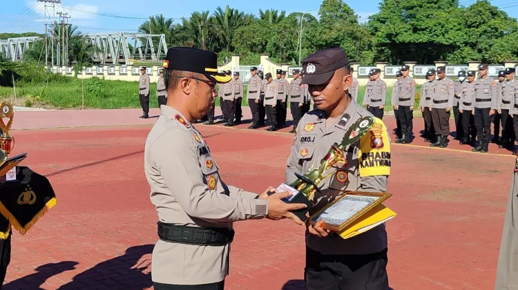 Bhabinkamtibmas Radak II Bawa Polsek Terentang Juara Satkamling