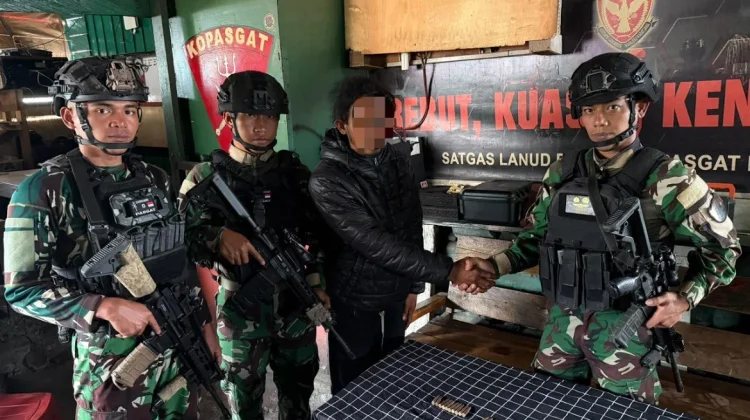 Warga Sukarela Serahkan Amunisi ke Satgas Parako 466