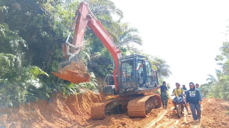 TMMD Sanggau Kebut Perbaikan Jalan Semayang–Tanak
