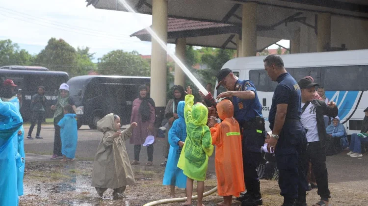 Siswa PAUD KB Empening Dikenalkan Tugas Kemanusiaan Damkar BPBD Kubu Raya