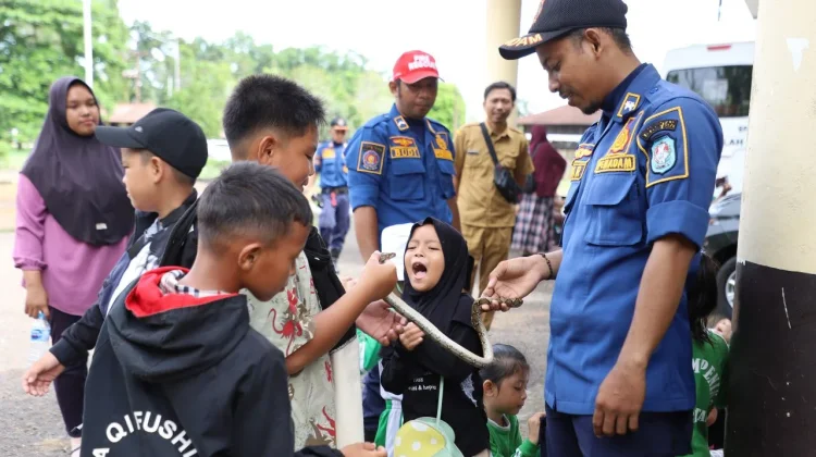 Siswa PAUD KB Empening Dikenalkan Tugas Kemanusiaan Damkar BPBD Kubu Raya