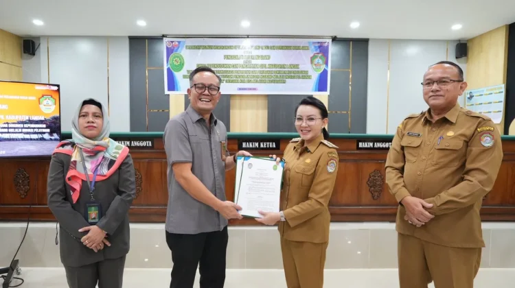 Bersama PN Ngabang, Bupati Landak Pastikan Urus Perubahan Data Kependudukan