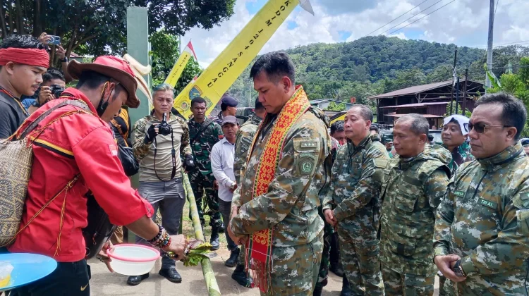 Pangkogabwilhan I Disambut Adat Dayak di Tayan Hilir