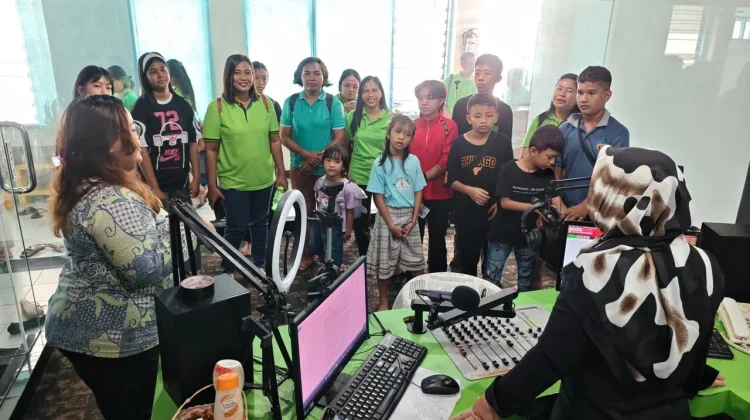 Siswa SD Kristen Sharon Anjongan Belajar Penyiaran Radio di RRI