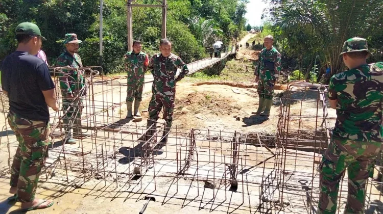 Danrem 121/Abw Tinjau Pembangunan Jembatan Gantung Garuda di Bengkayang