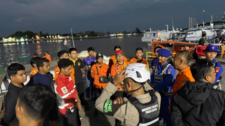 Tim SAR Gabungan Lakukan Pencarian Pria Terjun dari Jembatan Kapuas I
