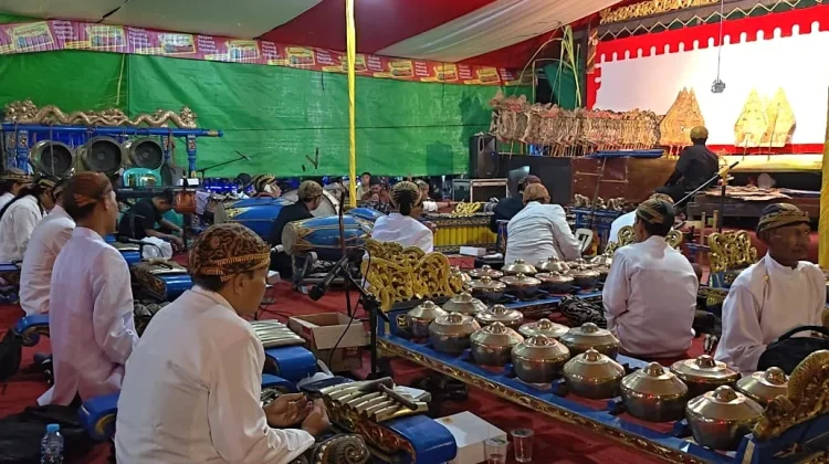Wayang Kulit Semalam Suntuk Satukan Warga Jawa Kalbar
